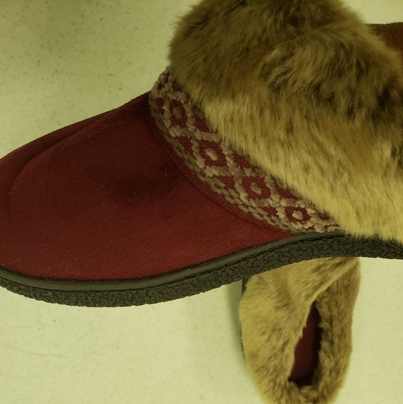 Isotoner ladies slippers. New with fur trim. Excellent condition. Size 9.5/10 - Picture 5 of 5